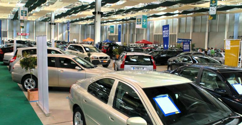Exposición de coches en una feria del automóvil en Jaén. Exposición de coches en una feria del automóvil en Jaén.