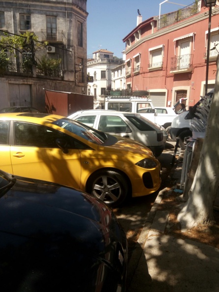 Los comerciantes y taxistas se quejan de la saturación que sufre ahora la plaza de San Francisco, donde se encuentra el mercado, comercios, bares y ahora también, la parada provisional de taxis Los comerciantes y taxistas se quejan de la saturación que sufre ahora la plaza de San Francisco, donde se encuentra el mercado, comercios, bares y ahora también, la parada provisional de taxis
