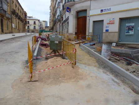 Las obras se están prolongando demasiado, además de eliminarse aparcamientos como es en la calle Ramón Millan, sin alternativas, lo que está perjudicando gravemente al comercio y hostelería del centro de Villanueva del Arzobispo Las obras se están prolongando demasiado, además de eliminarse aparcamientos como es en la calle Ramón Millan, sin alternativas, lo que está perjudicando gravemente al comercio y hostelería del centro de Villanueva del Arzobispo