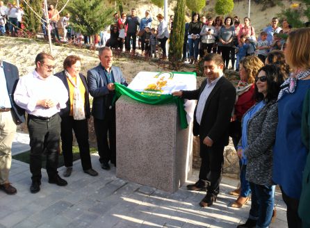 Momento del descubrimiento de la placa con el nombre de Clara Campoamor Momento del descubrimiento de la placa con el nombre de Clara Campoamor