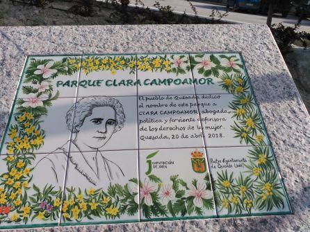 La placa que recuerda a la sufragista Clara Campoamor en el parque de Quesada La placa que recuerda a la sufragista Clara Campoamor en el parque de Quesada