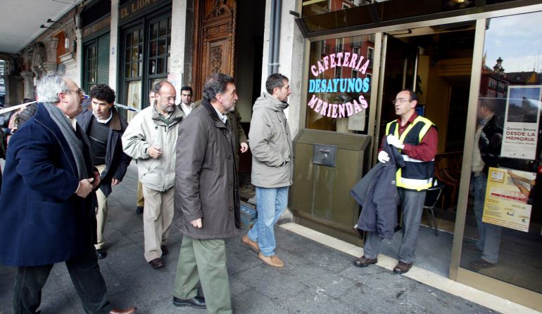 Varias autoridades, entre ellas el exdelegado del Gobierno, Miguel Alejo, y el ex alcalde de Valladolid, Javier León, acceden a la cafetería La Banque Varias autoridades, entre ellas el exdelegado del Gobierno, Miguel Alejo, y el ex alcalde de Valladolid, Javier León, acceden a la cafetería La Banque