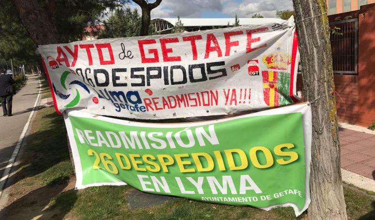 Dos pancartas a la entrada de los juzgados de Getafe Dos pancartas a la entrada de los juzgados de Getafe