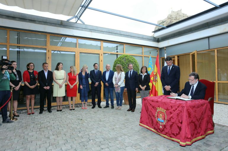 Mariano Rajoy firma en el Libro de Honor de la ciudad ante la presencia del alcalde, Luis Barcala, y diferentes miembros de la corporación municipal Mariano Rajoy firma en el Libro de Honor de la ciudad ante la presencia del alcalde, Luis Barcala, y diferentes miembros de la corporación municipal