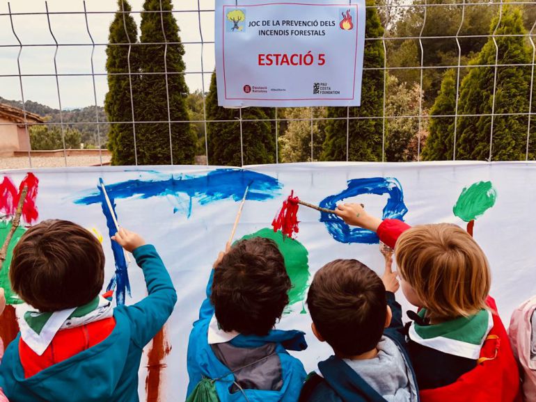Un grup de nens pinten un mural al primer Dia de la Prevenció d'Incendis Forestals a Vacarisses (Vallès Occidental) Un grup de nens pinten un mural al primer Dia de la Prevenció d'Incendis Forestals a Vacarisses (Vallès Occidental)