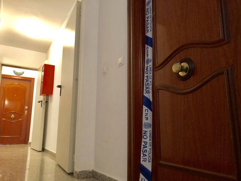 Precinto policial a la entrada de la vivienda donde se ha producido el crimen en Fuengirola (Málaga) Precinto policial a la entrada de la vivienda donde se ha producido el crimen en Fuengirola (Málaga)