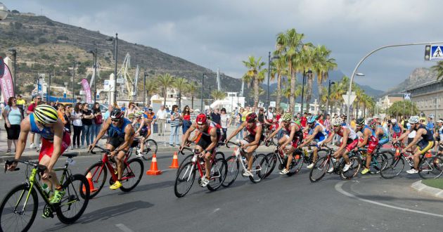 Después de la natación, los participantes deben hacer 20 km en bicicleta Después de la natación, los participantes deben hacer 20 km en bicicleta