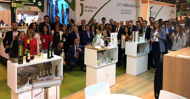Grupo de empresarios jienenses que participan en el Salón de Gourmets junto al diputado de Promoción, Manuel Fernández. Grupo de empresarios jienenses que participan en el Salón de Gourmets junto al diputado de Promoción, Manuel Fernández.