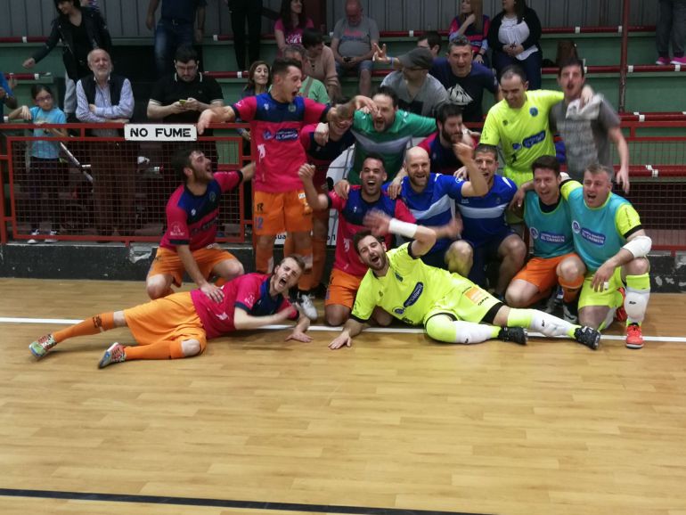 El Sala Ourense, en A Estrada, se proclamaba campeón de liga y ascendía a la Segunda División b, del futbol sala masculino. Gran campaña del equipo ourensano. El Sala Ourense, en A Estrada, se proclamaba campeón de liga y ascendía a la Segunda División b, del futbol sala masculino. Gran campaña del equipo ourensano.