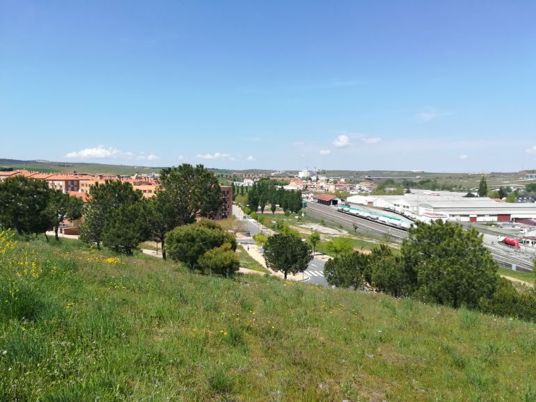 El barrio, a la izquierda. La línea del ferrocarril y la estación de Tejares, a la derecha. El barrio, a la izquierda. La línea del ferrocarril y la estación de Tejares, a la derecha.