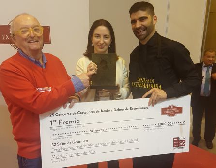 Roberto, recibe el premio de manos de la familia Arzak Roberto, recibe el premio de manos de la familia Arzak