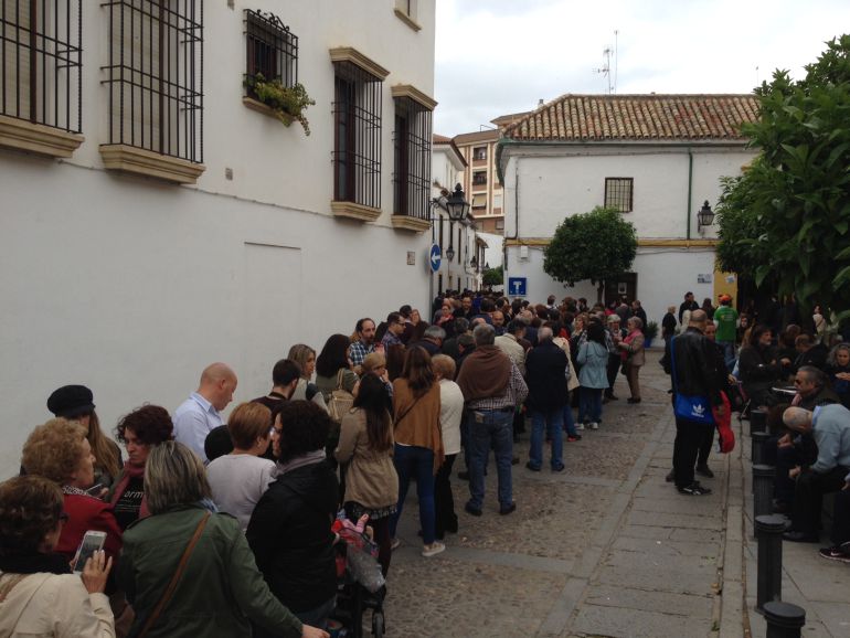Colas para entrar en un patio Colas para entrar en un patio