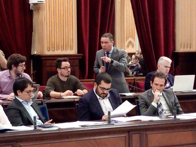 El diputado del PP en su pregunta al conseller de Trabajo El diputado del PP en su pregunta al conseller de Trabajo