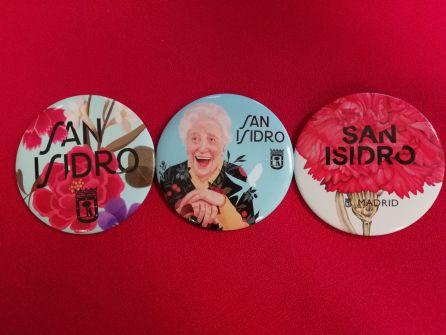Insignias con la imagen de San Isidro obra de la ilustradora Mercedes de Bellard Insignias con la imagen de San Isidro obra de la ilustradora Mercedes de Bellard