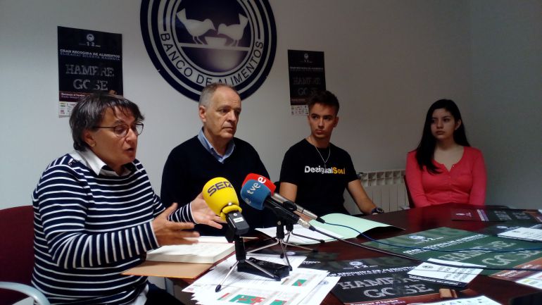 Marisol Villar, coordinadora de Grandes Recogidas, Gregorio Yoldi, presidente de la Fundación Banco de Alimentos, y los autores del cartel para esta campaña, Mario Cutillas y Sabina Mariño, en la presentación de la Gran Recogida prevista para los días 1 y 2 de junio. Marisol Villar, coordinadora de Grandes Recogidas, Gregorio Yoldi, presidente de la Fundación Banco de Alimentos, y los autores del cartel para esta campaña, Mario Cutillas y Sabina Mariño, en la presentación de la Gran Recogida prevista para los días 1 y 2 de junio.