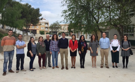 Francisco Miralles y Ana Cobo en el centro, junto a representantes del AMPA, profesores y otros políticos de la Junta y Ayuntamiento. Francisco Miralles y Ana Cobo en el centro, junto a representantes del AMPA, profesores y otros políticos de la Junta y Ayuntamiento.