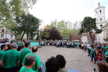 Imagen de la concentración en la lectura del manifiesto en la Plaza de la Universidad de Valladolid Imagen de la concentración en la lectura del manifiesto en la Plaza de la Universidad de Valladolid