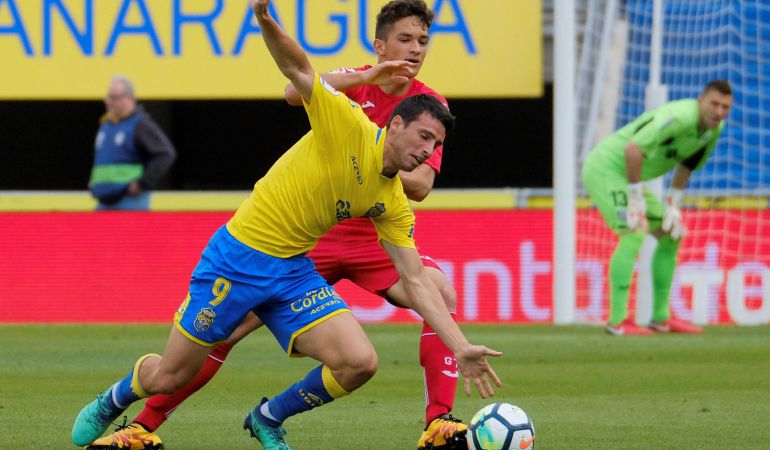 El juvenil del Getafe C.F. David Alba (d) lucha con el delantero argentino de la U.D. Las Palmas, Jonathan Calleri (i) durante el partido correspondiente a la jornada 36 de la LaLiga Santander. El juvenil del Getafe C.F. David Alba (d) lucha con el delantero argentino de la U.D. Las Palmas, Jonathan Calleri (i) durante el partido correspondiente a la jornada 36 de la LaLiga Santander.