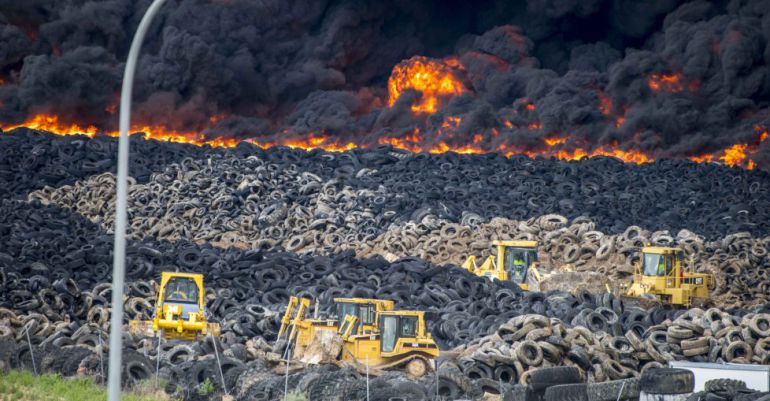 Imagen del incendio en el vertedero de neumáticos de Seseña que se inició el 13 de mayo de 2016 Imagen del incendio en el vertedero de neumáticos de Seseña que se inició el 13 de mayo de 2016