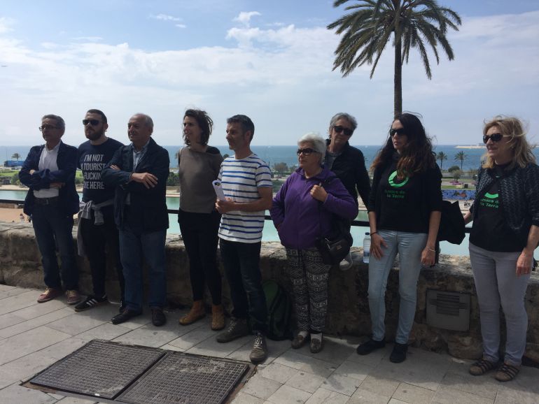 La plataforma 'Fins aquí hem Arribat' pide limitar a dos los cruceros por día La plataforma 'Fins aquí hem Arribat' pide limitar a dos los cruceros por día
