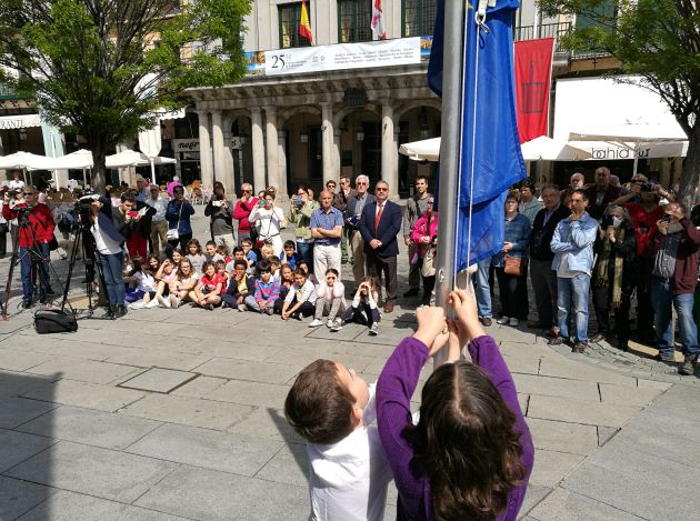 Dos alumnos del colegio Fray izan la bandera de la Unión Europea Dos alumnos del colegio Fray izan la bandera de la Unión Europea