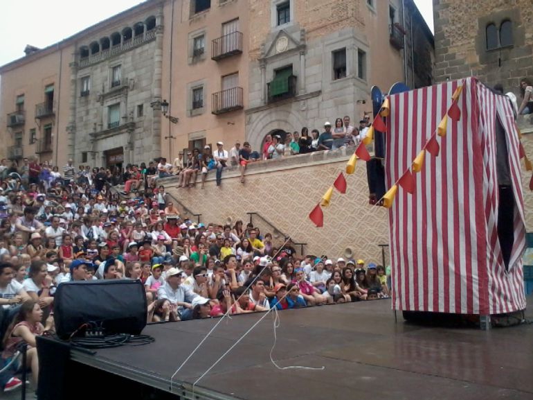 Actuación de Titirimundi en la Plaza de San Martín Actuación de Titirimundi en la Plaza de San Martín