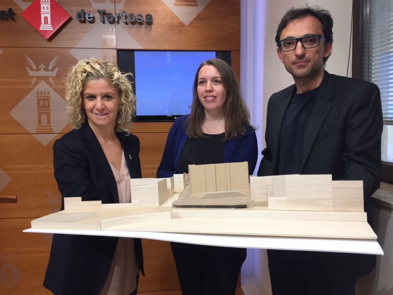 D'esquerra a dreta, l'alcaldessa de Tortosa, Meritzell Roigé, amb els arquitectes Olga Felip i Josep Camps, amb la maqueta de la nova plaça. D'esquerra a dreta, l'alcaldessa de Tortosa, Meritzell Roigé, amb els arquitectes Olga Felip i Josep Camps, amb la maqueta de la nova plaça.