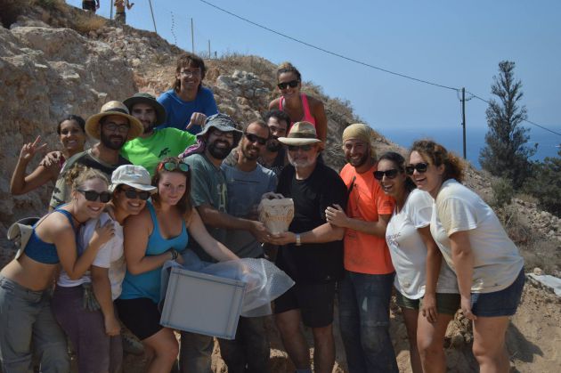 Participantes en las excavaciones de la Pobla Medieval de Ifach tras descubrir el capitel que será exhibido en el MARQ Participantes en las excavaciones de la Pobla Medieval de Ifach tras descubrir el capitel que será exhibido en el MARQ