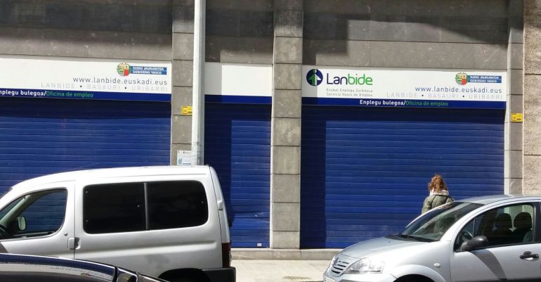 Oficina de Lanbide en Basauri cerrada por la huelga Oficina de Lanbide en Basauri cerrada por la huelga