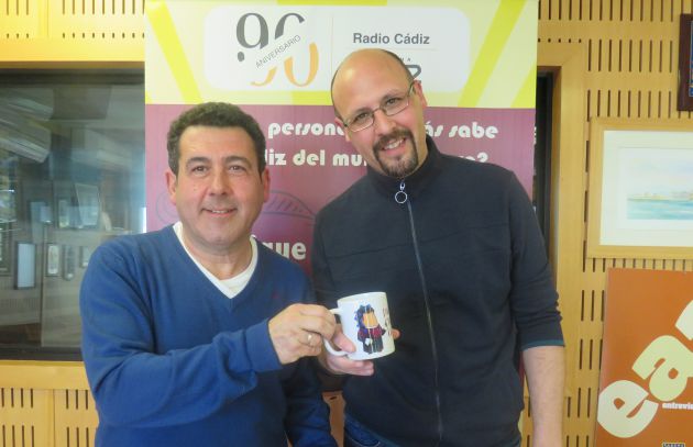 José Manuel Córdoba entrega a Antonio Caro la taza del Doctorado Honoris Cádiz José Manuel Córdoba entrega a Antonio Caro la taza del Doctorado Honoris Cádiz