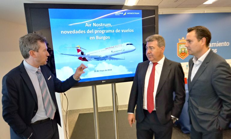 El presidente de Air Nostrum, Carlos Bertomeu (centro) el alcalde de Burgos, Javier Lacalle (izda) y el portavoz municipal del PSOE, Daniel de la Rosa El presidente de Air Nostrum, Carlos Bertomeu (centro) el alcalde de Burgos, Javier Lacalle (izda) y el portavoz municipal del PSOE, Daniel de la Rosa