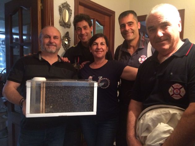 Julia y Francisco, muestran las abejas que los bomberos han extraido de una de las habitaciones de la vivienda Julia y Francisco, muestran las abejas que los bomberos han extraido de una de las habitaciones de la vivienda