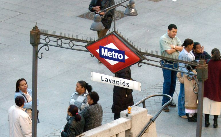 Boca de acceso al metro madrileño de Lavapiés Boca de acceso al metro madrileño de Lavapiés