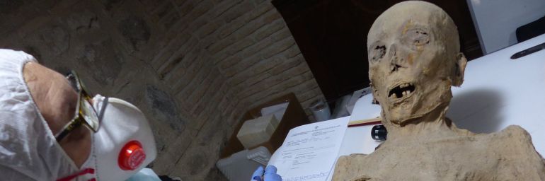 Fotografía publicada por una de las investigadoras en el grupo “Instituto de Estudios Científicos en Momias, IECIM“:
Fotografía publicada por una de las investigadoras en el grupo “Instituto de Estudios Científicos en Momias, IECIM“: