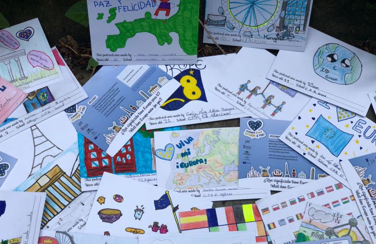 Murales realizados por los niños que asistieron a la jornada del Día de Europa. Murales realizados por los niños que asistieron a la jornada del Día de Europa.