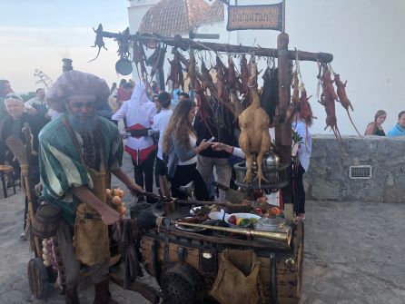Un actor recorre las calles con su 'rataurante' Un actor recorre las calles con su 'rataurante'