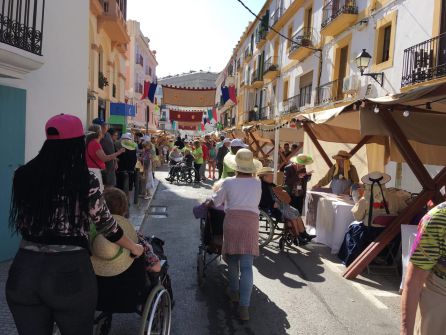 Los mayores han visitado la feria este viernes por la mañana Los mayores han visitado la feria este viernes por la mañana