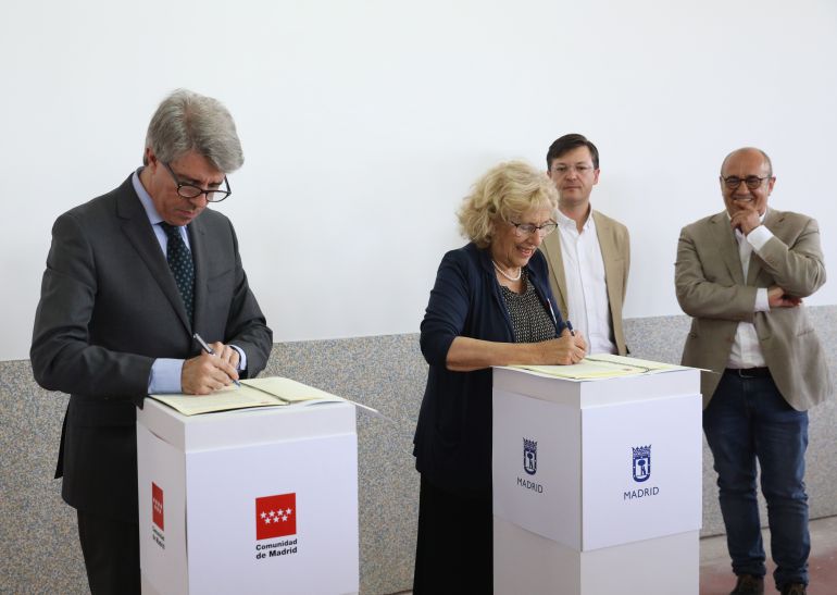 Ángel Garrido y Manuela Carmena durante la firma del convenio Ángel Garrido y Manuela Carmena durante la firma del convenio