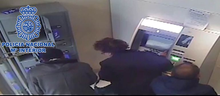 Imagen de una víctima sufriendo un robo en un cajero automático Imagen de una víctima sufriendo un robo en un cajero automático