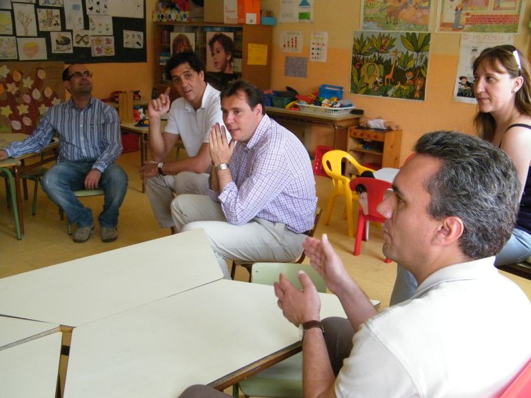 Alvaro Abril, durante su etapa como concejal socialista, visitando un colegio junto a Luis Vélez, Óscar Puente, Javier Izquierdo y Maite Carbajo Alvaro Abril, durante su etapa como concejal socialista, visitando un colegio junto a Luis Vélez, Óscar Puente, Javier Izquierdo y Maite Carbajo