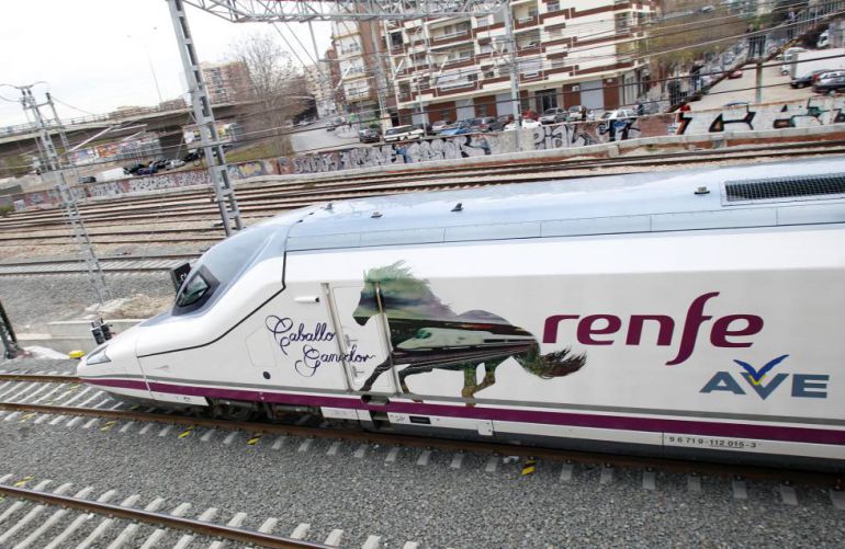 Un tren de alta velocidad en Valencia. Un tren de alta velocidad en Valencia.