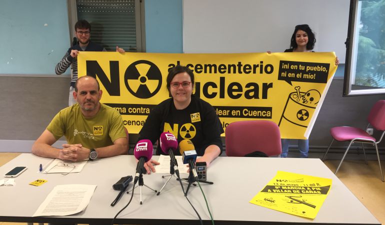 Los portavoces de la Plataforma contra el cementerio nuclear (sentados) María Andrés y Carlos Villeta Los portavoces de la Plataforma contra el cementerio nuclear (sentados) María Andrés y Carlos Villeta