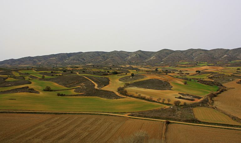 Vistas de la Sierra de Altomira desde el yacimiento de la Cava, en Garcinarro. Vistas de la Sierra de Altomira desde el yacimiento de la Cava, en Garcinarro.