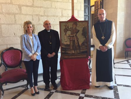 D'esquerra a dreta, l'alcaldessa de Tortosa, Meritxell Roigé; el bisbe de Tortosa, Enrique Benavent; i l'abat de Poblet, Octavi Vilà, amb la peça retornada. D'esquerra a dreta, l'alcaldessa de Tortosa, Meritxell Roigé; el bisbe de Tortosa, Enrique Benavent; i l'abat de Poblet, Octavi Vilà, amb la peça retornada.