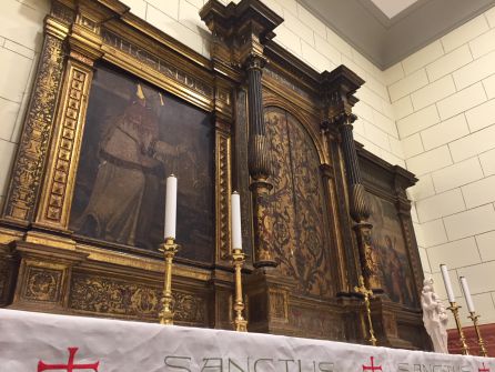 La peça recuperada forma part del tabernacle de la Reserva del Santíssim, que està instal·lat actualment a la capella privada del Bisbe, al Palau Episcopal. La peça recuperada forma part del tabernacle de la Reserva del Santíssim, que està instal·lat actualment a la capella privada del Bisbe, al Palau Episcopal.