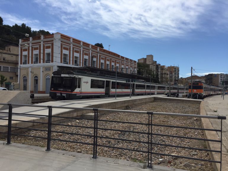 Dos trens, aturats a l'estació de Renfe a Tortosa. Dos trens, aturats a l'estació de Renfe a Tortosa.