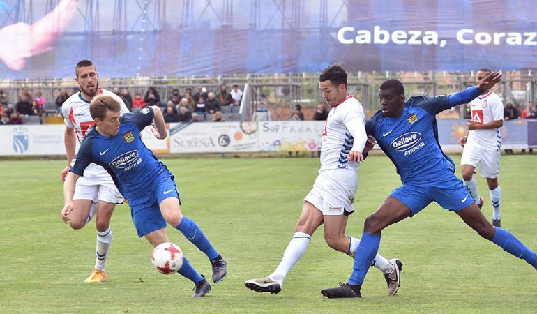 El C.F. Fuenlabrada y el C.F. Rayo Majadahonda, que se enfrentaron el pasado 30 de abril en el 'Fernando Torres', son los dos únicos equipos del Grupo 1 que tienen segura su presencia en el sorteo del lunes. El C.F. Fuenlabrada y el C.F. Rayo Majadahonda, que se enfrentaron el pasado 30 de abril en el 'Fernando Torres', son los dos únicos equipos del Grupo 1 que tienen segura su presencia en el sorteo del lunes.