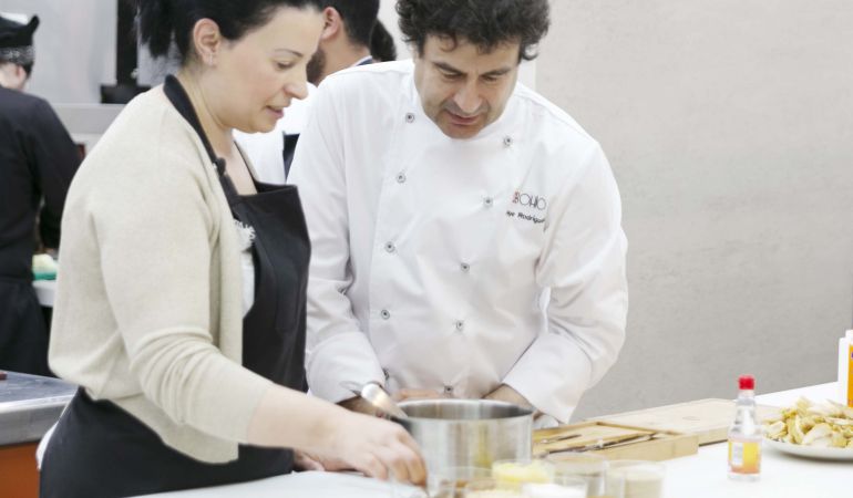 El chef Pepe Rodríguez reinterpretando la tradicional pastela marroquí que ha elaborado Imane Aboulhassane El chef Pepe Rodríguez reinterpretando la tradicional pastela marroquí que ha elaborado Imane Aboulhassane
