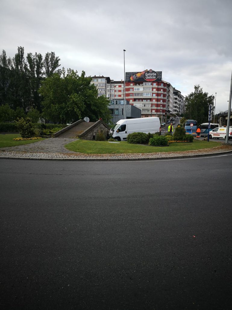 A primera hora de esta mañana de sábado, el la glorieta de entrada y salida a nuestra ciudad, al lado del puente Novísimo, una furgoneta se salió de su carril, chocando contra una pequeña réplica del Puente Romano. En el siniestro, no hubo heridos. A primera hora de esta mañana de sábado, el la glorieta de entrada y salida a nuestra ciudad, al lado del puente Novísimo, una furgoneta se salió de su carril, chocando contra una pequeña réplica del Puente Romano. En el siniestro, no hubo heridos.