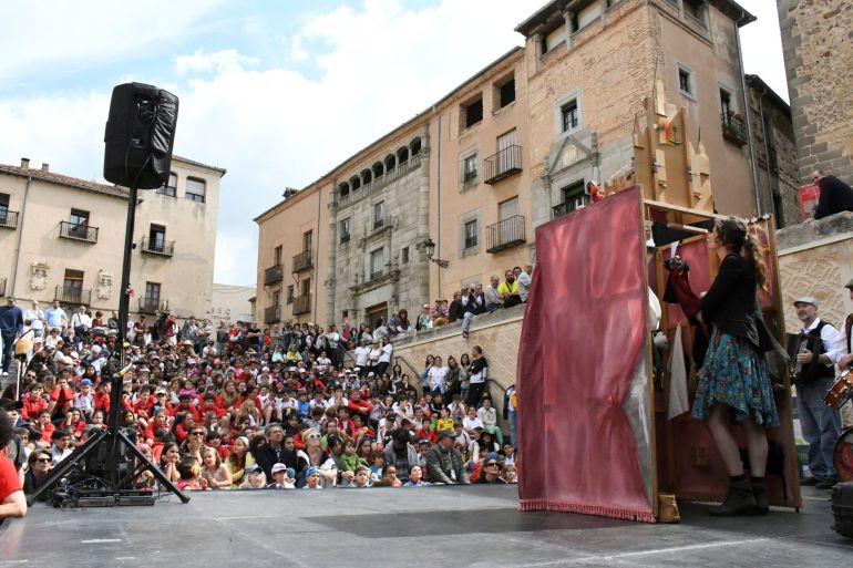 Un momento de la actuación de la Compañía El Retablillo, de David Faraco, esta mañana dentro del XXXII festival internacional de títeres Titirimundi Un momento de la actuación de la Compañía El Retablillo, de David Faraco, esta mañana dentro del XXXII festival internacional de títeres Titirimundi